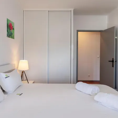 Priolo's Nest - Sunlit Retreat With Free Parking Apartmán