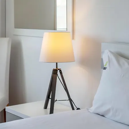 Priolo's Nest - Sunlit Retreat With Free Parking Apartamento