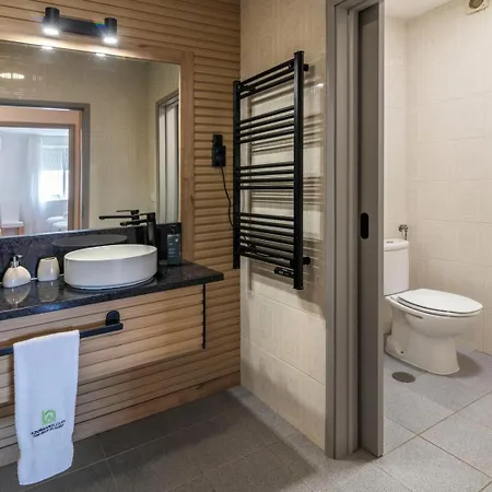 Priolo's Nest - Sunlit Retreat With Free Parking