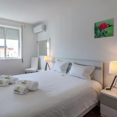 Priolo's Nest - Sunlit Retreat With Free Parking Apartmán